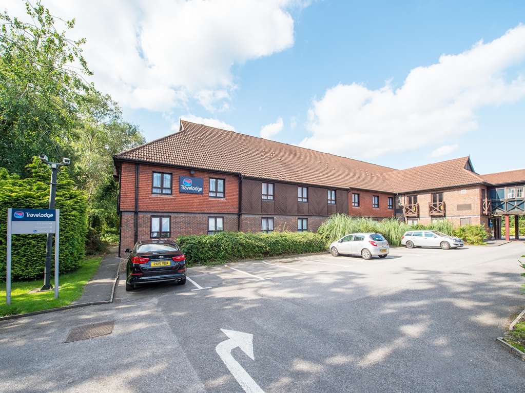 Travelodge Frimley Exterior foto